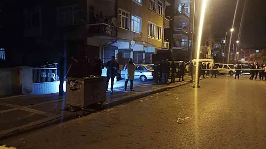 Polisler bıçaklandı: 1'i bekçi 3'ü polis 4 yaralı var