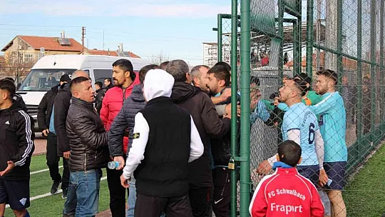 Futbolcu, korner bayrağını yerinden çıkarıp kavgaya koştu!