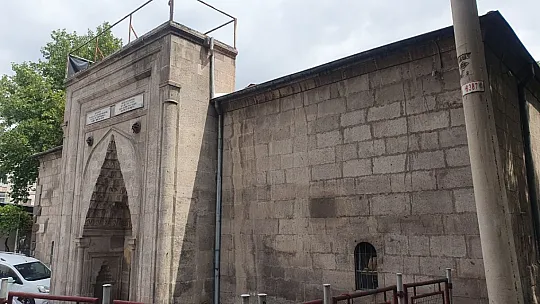 Kayseri'nin merkezindeki yarım asırlık medrese kiraya veriliyor