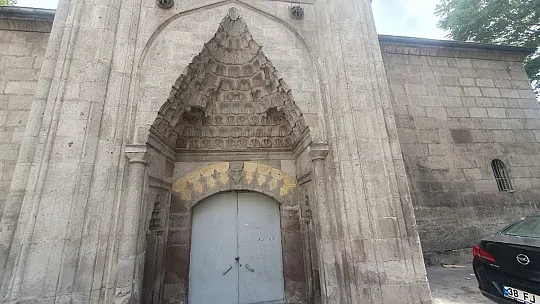 Kayseri'nin merkezindeki yarım asırlık medrese kiraya veriliyor