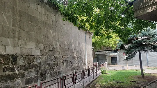 Kayseri'nin merkezindeki yarım asırlık medrese kiraya veriliyor
