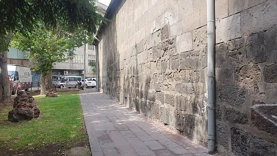 Kayseri'nin merkezindeki yarım asırlık medrese kiraya veriliyor