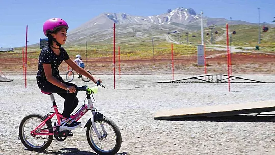 Şampiyon bisikletçiler Erciyes'te yetişecek