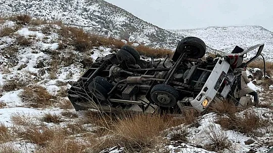 Şarampole devrilen kamyonet hurdaya döndü! 1 kişi...