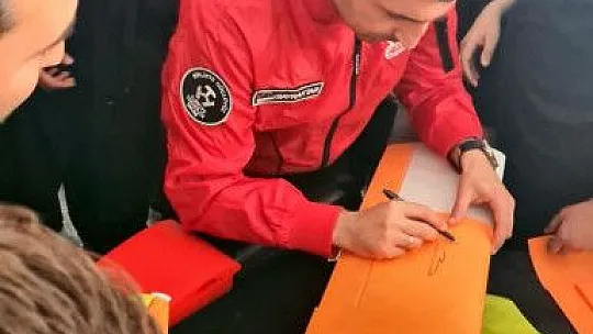 Kocasinan'ın aracına imza attılar...