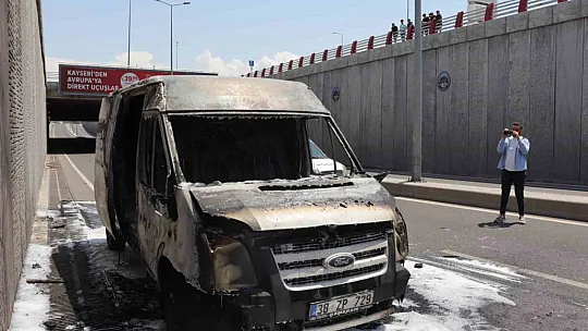 Kocasinan'da hareket halindeki kamyonet alev aldı...