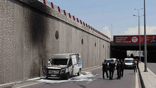 Kocasinan'da hareket halindeki kamyonet alev aldı...