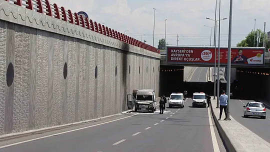 Kocasinan'da hareket halindeki kamyonet alev aldı...