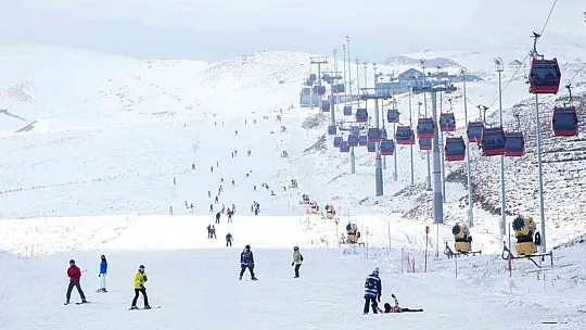 Kayakseverler Erciyes'e akın etti