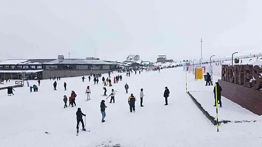 Kayakseverler Erciyes'e akın etti