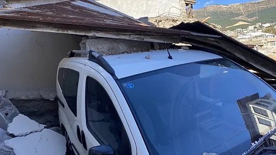 Şiddetli rüzgar ağaçları kökünden söktü, çatıları uçurdu