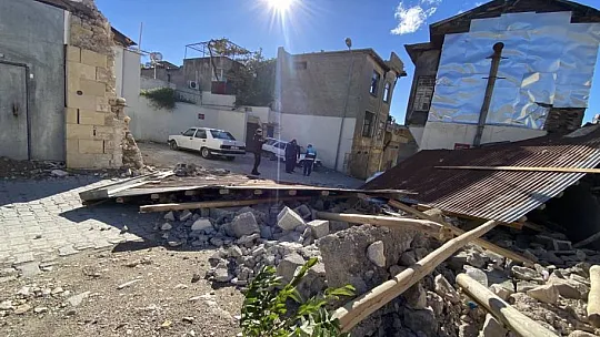Şiddetli rüzgar ağaçları kökünden söktü, çatıları uçurdu