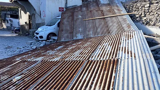 Şiddetli rüzgar ağaçları kökünden söktü, çatıları uçurdu