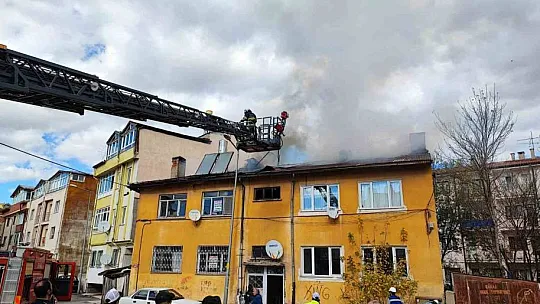 Sivas'ta binanın çatısında çıkan yangın paniğe neden oldu