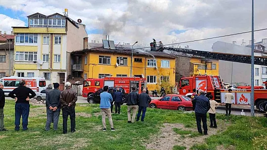 Sivas'ta binanın çatısında çıkan yangın paniğe neden oldu