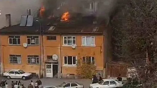 Sivas'ta binanın çatısında çıkan yangın paniğe neden oldu