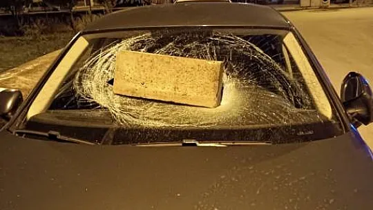Sivas'ta bir garip olay, kaldırım taşını otomobilin camına sapladı