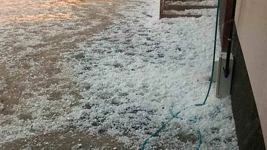 Sivas'ta ceviz büyüklüğünde dolu yağdı, korku dolu anlar kamerada