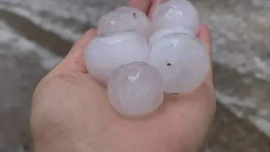 Sivas'ta ceviz büyüklüğünde dolu yağdı, korku dolu anlar kamerada