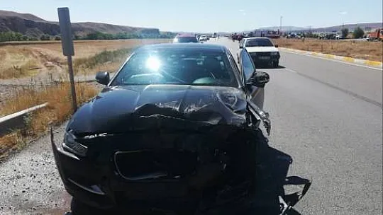Sivas'ta otomobiller kavşakta çarpıştı: 4 yaralı