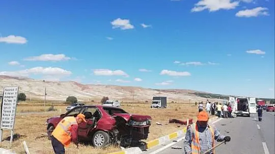 Sivas'ta otomobiller kavşakta çarpıştı: 4 yaralı