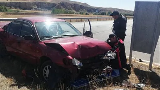 Sivas'ta otomobiller kavşakta çarpıştı: 4 yaralı