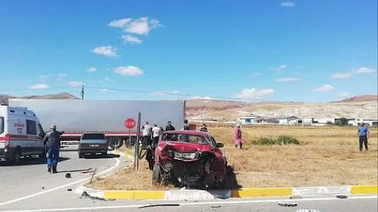 Sivas'ta otomobiller kavşakta çarpıştı: 4 yaralı