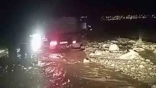 Sivas'ta sel birçok köy yolunu ulaşıma kapattı