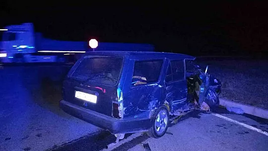 Sivas'ta yolcu otobüsü ile otomobil çarpıştı: 3 yaralı