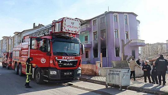 Benzinle sobayı tutuşturunca evi yaktılar: 2 yaralı