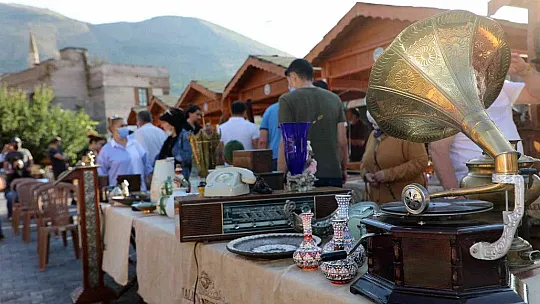 Sonbahar serinliğinde Antika Pazarı