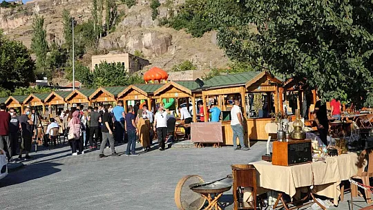 Sonbahar serinliğinde Antika Pazarı