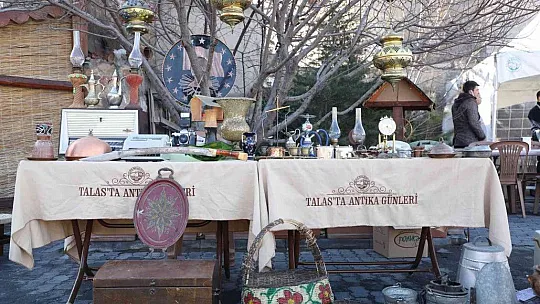 Sonbahar serinliğinde Antika Pazarı