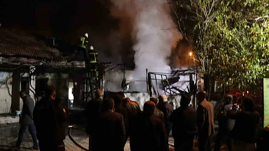 Yenidoğan'da yangın! Ev küle döndü