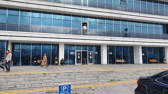 Sosyal Güvenlik Kurumu'nun önü boş kaldı
