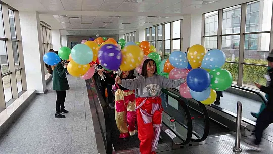Hastanede neşe saçtılar...