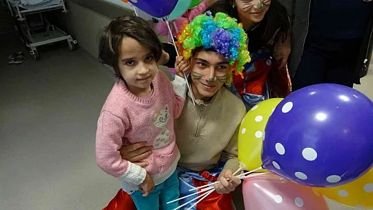 Hastanede neşe saçtılar...
