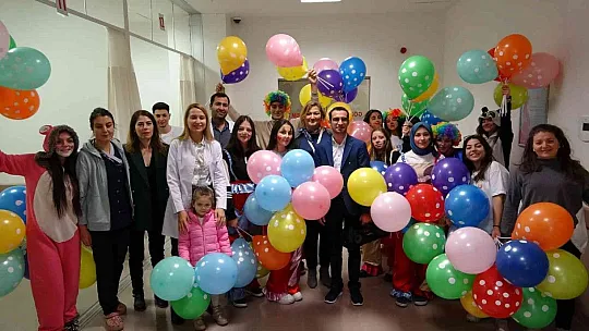 Hastanede neşe saçtılar...