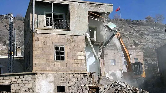 Talas kırsalında metruk binalar yıkılıyor