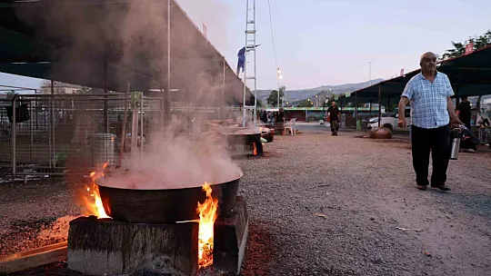 'Piknik havasında salçamızı kaynatıyoruz'