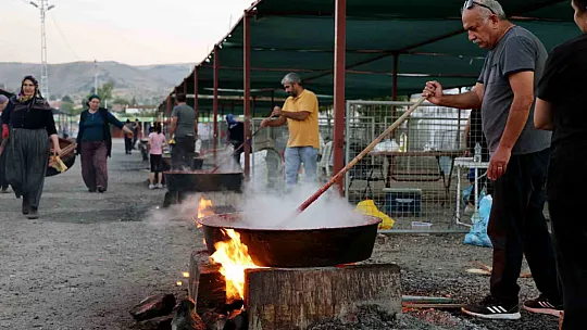 'Piknik havasında salçamızı kaynatıyoruz'
