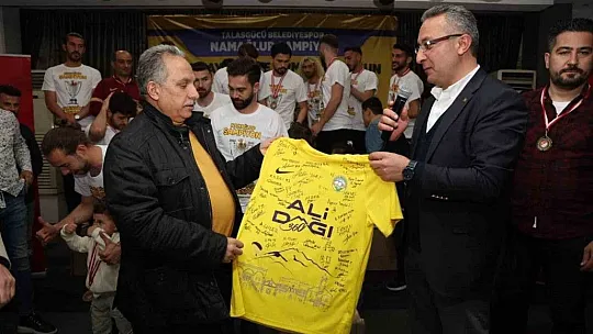 Şampiyonluğu kutladılar... 'Hikayeyi tamamladık'