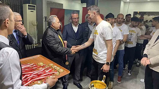 Şampiyonluğu kutladılar... 'Hikayeyi tamamladık'