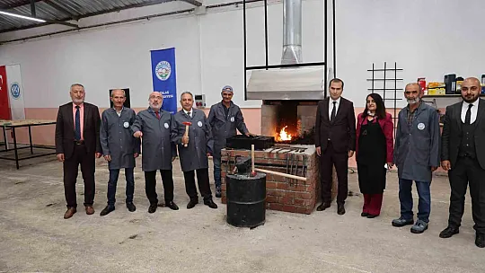 Başkan işçiliğe soyundu!