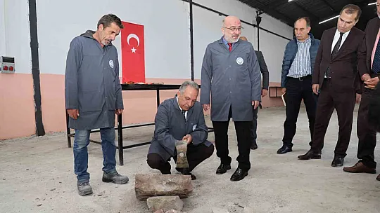 Başkan işçiliğe soyundu!