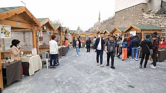 Talas'ın tarihi meydanda en renkli 'Pazar'