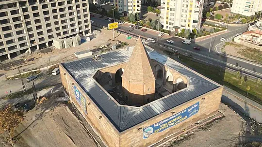 Kayseri'de eşine köşk yaptırdı