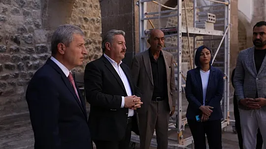 Kayseri'de eşine köşk yaptırdı