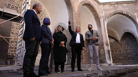 Kayseri'de eşine köşk yaptırdı