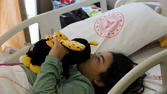 Tedavi gören depremzede anne: 'Sağlıkçılar dondu, ama bizi hiç bırakmadılar'